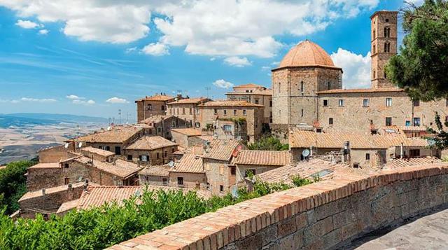19. Volterra, Italia. No te pierdas la famosa Porta all’Arco que encierran las murallas de Volterra. Un entramado laberíntico salpicado de torres, palacios y edificios religiosos te espera en este agradecido enclave toscano casi a tiro de piedra de la inc