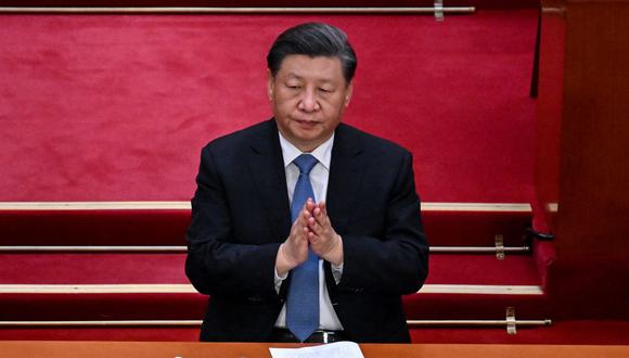 El presidente de China, Xi Jinping, aplaude durante la ceremonia de apertura de la Conferencia Consultiva Política del Pueblo Chino (CCPPCh) en el Gran Salón del Pueblo en Beijing el 4 de marzo de 2023. (Foto de NOEL CELIS / AFP)