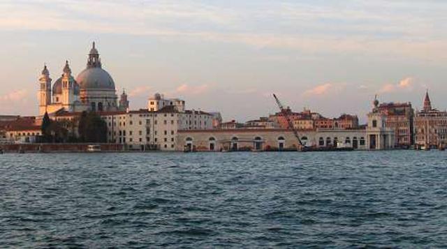 Santa Maria Della Salute, Italia. Sobre la entrada del Gran Canal, esta iglesia del siglo XVII es uno de los monumentos más emblemáticos de Venecia. Si llegas a Venecia por mar, verás esta imagen famosa en toda Europa. (Foto: msn)