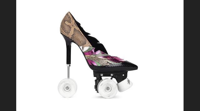 FOTO 2 | Se llaman “Anya 100 Patch Pump Roller” y cada uno esta hecho de cuero metálico estampado con sensuales ilustraciones. Hay una rueda en la punta del stiletto y otra en la suela exterior. (Foto: Megaricos)