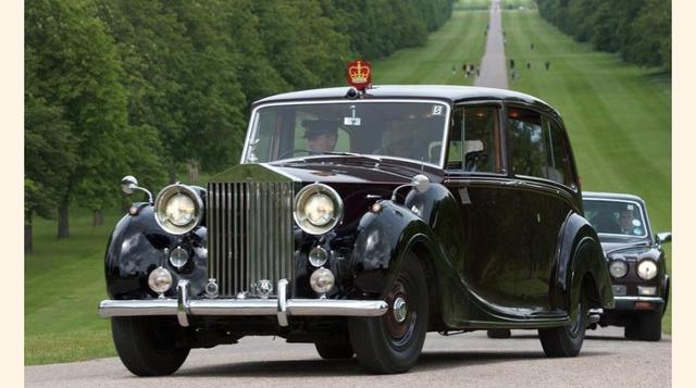 Rolls-Royce Phantom VI, hasta el año 2002 fue el coche oficial de la Reina Isabel II. Fue un regalo de la Sociedad de Fabricantes y Comerciantes del Motor en honor a su 25 aniversario como reina. Este coche llevó a Kate Middleton el día de su boda con el 