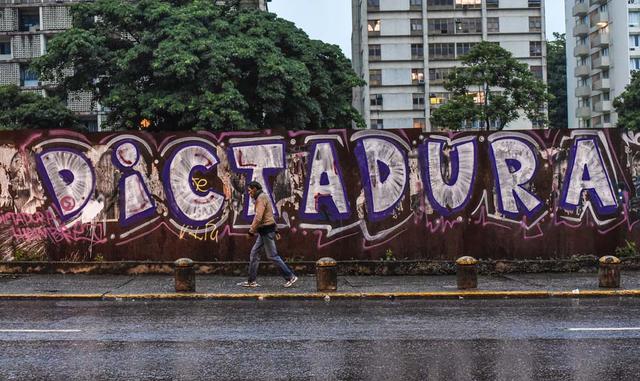 ¿Significa que Venezuela pronto podría ser una dictadura?. La constituyente sin duda representaría una escalada de los recientes pasos en esa dirección. Una vez instalada, presidirá todas las demás ramas del gobierno, y por sí sola podrá determinar cuánto