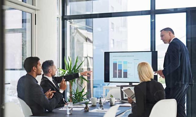 Saber escuchar.  Es una cualidad que permite a un director conocer el rumbo de la empresa. Un alto ejecutivo no puede esperar a una reunión de directorio para recién enterarse del tema. El director se contacta con gente de la organización, para cotejar el