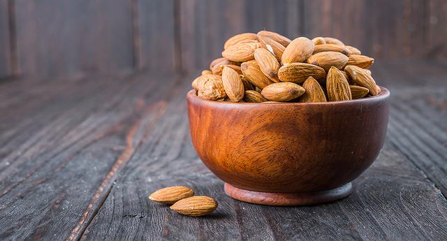 FOTO 4 | Almendras: Otro fruto seco, en este caso las almendras están entre los alimentos felices porque son ricas en un compuesto llamado tirosina, que se ha relacionado con un papel preventivo de la función cognitiva, sobre todo en respuesta al estrés. Además, contienen magnesio y, como el resto de frutos secos, son ricas en vitaminas y minerales, que ayudan a producir energía en el organismo. (Foto: Freepik)