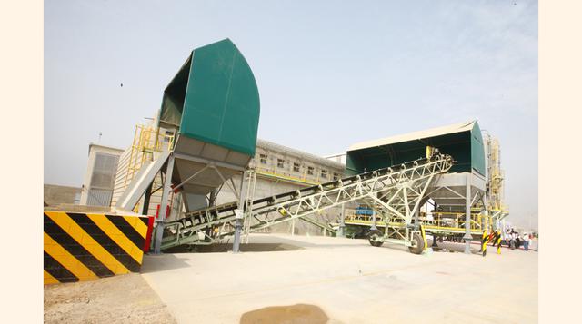 La planta tiene una extensión de 23,828 m2. El proceso de fabricación de bloques, ladrillos, adoquines y bovedillas de concreto, se inicia con el acopio de materiales. (Foto: Cesar Salhuana)