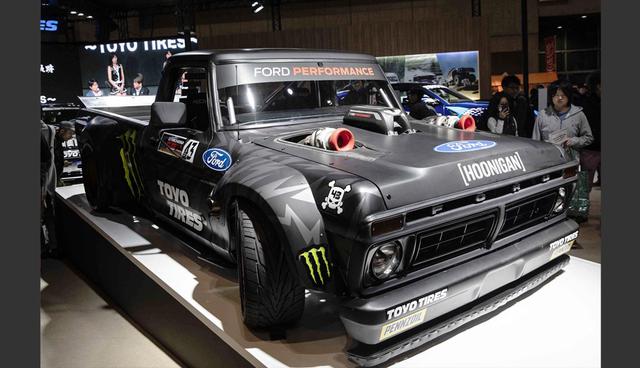 FOTO 5 | Ford F-150 de 1977 convertido en "Hoonitruck". Esta no es tu camioneta clásica ordinaria. El "Hoonitruck" se basa en un Ford F-150 de 1977 y cuenta con un motor personalizado que genera casi mil caballos de fuerza. Ken Block, piloto de rally profesional que soñó con este diseño, creció en una familia de Ford y aprendió a conducir con él. Fotógrafo: Keith Bedford / Bloomberg