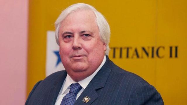Foto 15 | 15. El Titanic de Clive Palmer
Algunas personas ricas se conforman con yates de lujo. Pero para el empresario y político australiano Clive Palmer, solo es aceptable el barco más famoso de la historia. El Titanic, sin embargo, ha estado en el fondo del Océano Atlántico desde que se hundió en 1912. Por ello Palmer encargó la construcción del "Titanic 2", una réplica casi exacta de la condenada nave de la White Star Line de nueve cubiertas que reconstruye hasta la gran escalera presentada en la película de 1997. También es importante tener en cuenta: el "Titanic 2" tiene suficientes botes salvavidas para todos los que están a bordo. 

Costo: entre US$ 425 y 567 millones.
(Foto: Steve Bell / REX / Shutterstock)