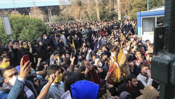 Las manifestaciones estallaron el jueves en Mashhad, segunda ciudad de Irán, antes de extenderse al resto del país. (Foto: AP)