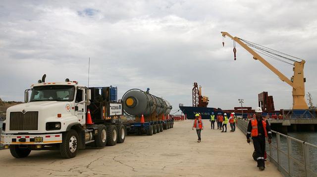 El pasado fin de semana Petroperú recibió en el muelle de carga MU2, la primera embarcación con un lote de equipos que se utilizarán en la construcción de la nueva refinería de Talara, con un peso aproximado de 614 toneladas.