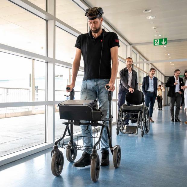 Scientific milestone: paraplegic walks again thanks to two technologies together