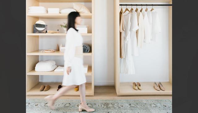 FOTO 3 | 3. El almacenamiento: busca la máxima sencillez. El secreto para mantener una habitación ordenada es buscar la máxima sencillez de almacenamiento, de modo que puedas saber de un vistazo cuántas cosas tienes. Es imposible recordar la existencia de cada objeto que tenemos aun cuando simplifiquemos nuestros métodos de almacenamiento: cuanto más simple, mejor. (Foto: KonMari)