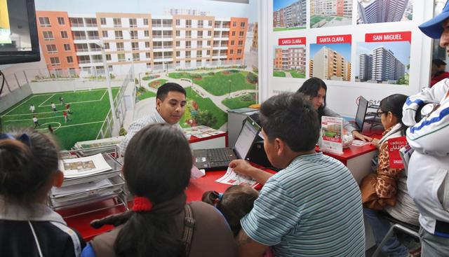 FOTO 4 | 4. Cualquiera puede acceder a los programas sociales que ofrece el Estado.- Esto es verdad y cada vez son más personas las que deciden aplicar a los programas sociales que promueve el Estado. Por ejemplo, los créditos “Mivivienda” aumentaron en 72.2% en marzo de este año, a comparación con el anterior, evidenciando el interés de más peruanos por adquirir una casa propia. (Foto: Andina)