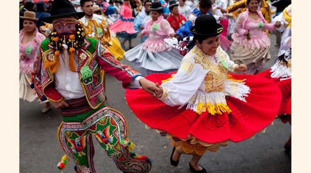La Paz, Bolivia; Un hombre vestido de Chuta y una mujer de Chola bailan durante de la celebración del Carnaval, el 14 de febrero. La festividad boliviana termina con el entierro simbólico de Chuta, Chola y Pepino, los principales personajes del carnaval, 