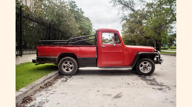 Mecánica han casado creativamente partes de múltiples coches para crear estos automóviles Frankenstein, al igual que este camión rojo fuera de la embajada rusa en La Habana. (Foto: businessinsider)