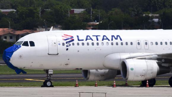 Se muestra un avión de Latam Airlines después de un aterrizaje de emergencia la víspera en el Aeropuerto Internacional Silvio Pettirossi en Luque, Paraguay, el 27 de octubre de 2022. (Foto de NORBERTO DUARTE / AFP)