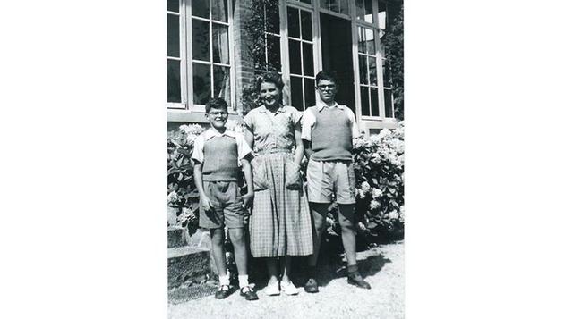 El adolescente PPK transitó por muchos colegios da la precaria economía de la familia. Así, estudió en el Markham de Lima, en una escuela pública en Suiza, donde vivió seis meses con su madre y hermano cuando su padre fue apresado por la dictadura de Odrí