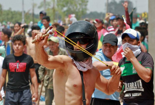 El vicepresidente del Comité Cívico de Santa Cruz, Rómulo Calvo, en rueda de prensa, aseguró que los heridos son al menos una treintena, uno de ellos "de bala" y otro al ser agredido con algún arma "punzocortante". (Foto: AFP)