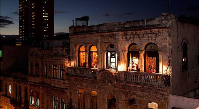 FOTO 12 | 12 Cuba bella (y en privado)
El programa estrella de Baraka Travel Club conduce a Cuba en una ruta de 12 días para un máximo de seis personas, en cualquier fecha hasta el 20 de octubre de 2018. Los viajeros visitan las ciudades más importantes del occidente de la isla –La Habana, Viñales, Cienfuegos, Trinidad–, y los Cayos del Norte de Villa Clara, Cayo las Brujas, Cayo Ensenachos y Cayo Santa María; recorren La Habana en almendrones, los coches clásicos de los años cincuenta con los que se mueven habitualmente los habaneros; comen en la casa de una familia en Tapaste; ven la vida local bullendo un atardecer en las escalinatas de Trinidad, con música en vivo y gente bailando. Y tienen la posibilidad de cenar en paladares como La Guarida, donde se rodó Fresa y chocolate, o entrar al célebre Cabaret Tropicana. Desde 1.138 euros.