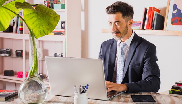 FOTO 2 | 2. Observa, huele y toca una planta de escritorio (o simplemente ve por la ventana). “Puede que esto suene extraño” advierte John La Puma, médico internista, “pero hay muchas plantas de oficina que no tienen olor. Pero las que sí (sobre todo las hierbas como la manzanilla) pueden ser sumamente relajantes.” Así que lleva una planta con aroma a tu escritorio y cuando te sientas estresado, huélela. Si ya tienes una planta sin olor, no te preocupes, también puede ayudarte a combatir el estrés. “Sentir sus hojas te permite usar una parte diferente de tu cerebro, y restaura tu atención hacia algo natural, en lugar de seguir pensando en listas y pendientes” dice. (Foto: Freepik)