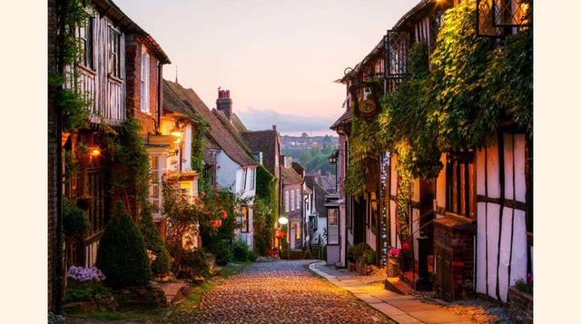 Rye (Sussex); La vista desde la torre de la iglesia de Santa María regala la mejor panorámica de esta localidad, caracterizada por sus casas de ladrillo y tejados de terracota. Edificios georgianos y de estilo tudor se suceden en sus estrechas calles adoq