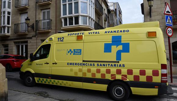 Una ambulancia circula en la ciudad de Haro, en el norte de España, lugar donde 30 personas permanecen en sus hogares bajo observación después de infectarse con coronavirus. (AFP / ANDER GILLENEA).