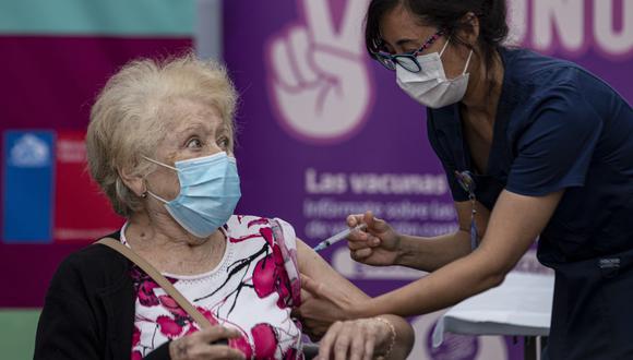 Una anciana recibe una inyección de la vacuna CoronaVac contra el COVID-19 en una clínica de Santiago, Chile, el miércoles 3 de febrero de 2021. (AP/Esteban Felix).