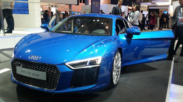 El R8 V10 Plus de AT-T y Audi tiene mucho de llamativo y es que este deportivo de dos plazas tiene el motor a la vista ubicado en la parte trasera y alcanza los 330 kilómetros por hora. Por descontado, está conectado a la red y puede reproducir radio, víd