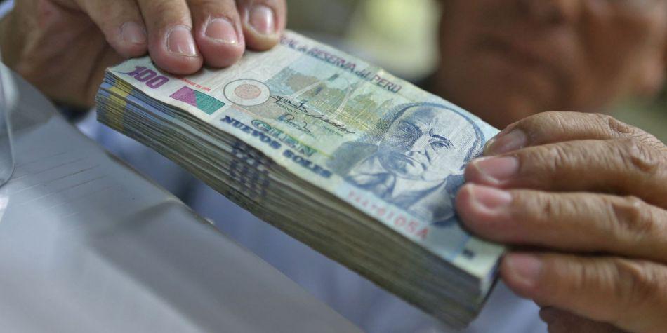 Si recibe dinero falso del cajero, la SBS recomienda sacarle copia al billete y formular el reclamo ante el banco. (Foto: Andina)