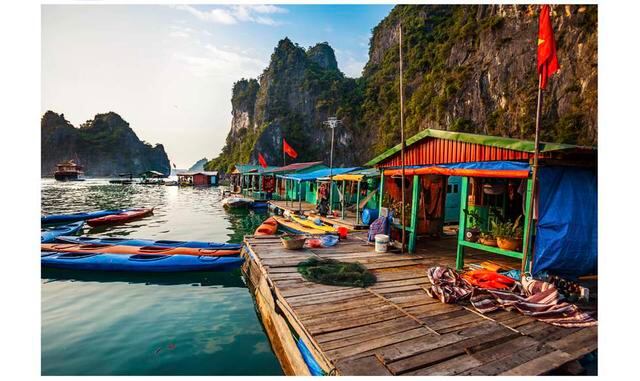 FOTO 18 | Bahía de Halong, Vietnam. Este pintoresco Patrimonio de la Humanidad de la Unesco es conocido por sus 2,000 afloramientos de piedra caliza, que alberga unas 650 casas flotantes, cuyos habitantes viven de la pesca y venta de mariscos, aperitivos 