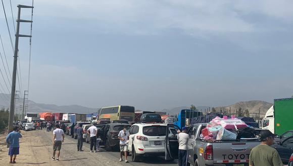 Protestantes cerraron el paso no solo de camiones con alimentos, sino también del transporte de pasajeros.
