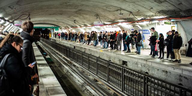 Por ahora son miles los ciudadanos que no tienen cómo llegar a su trabajo, escuela o más. (Foto: AFP)