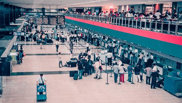 Interior del Aeropuerto Internacional Jorge Chávez, principal terminal aéreo de Perú, años anteriores.
