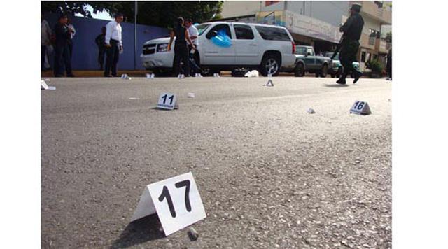 Culiacán, México. Homicidios: 384. Población: 910.564. Tasa de homicidios: 42.17. En la imagen: investigadores de la policía trabajan en el sitio donde fueron encontrados muertos el ministro de turismo del estado de Sinaloa, Antonio Ibarra Salgado, y su c