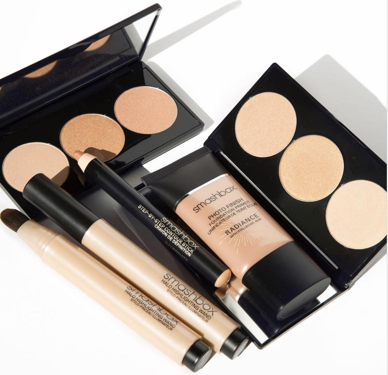 Smashbox, esta marca de maquillaje es reconocida por presentar algunos de los mejores productos para la piel, sus bases y sus correctores son de los más destacados en la industria. Sus productos sondean entre los 30 y los 60 dólares por pieza, lo que lo hace algo más caro que muchas de las demás marcas, y es que unos de los aceites que utiliza esta empresa en la fórmula de sus productos es uno de los más costosos y beneficiosos para la piel.