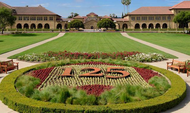 FOTO 4 | Universidad de Stanford, Estados Unidos. Número de estudiantes: 15,845. Porcentaje de estudiantes internacionales: 22%. Proporción entre hombres y mujeres: 42/58