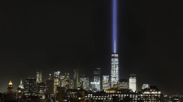 Tributo de Luz que ilumina el cielo detrás del World Trade Center y Manhattan bajo al conmemorarse 14 años del atentado del 11 de setiembre en Nueva York, Estados Unidos. (Foto: AP)