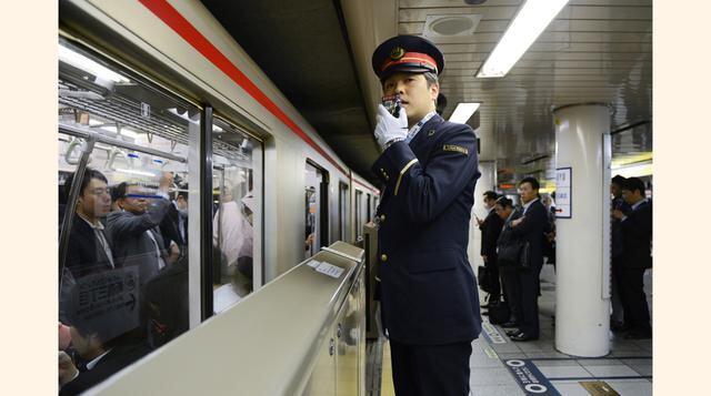 Tokio, Japón. Su metro tiene 13 líneas y 290 estaciones. Es otro de los más ocupados; al año transporta a unas 3,200 millones de personas y funciona de 5 a.m. a 1 a.m. Un viaje cuesta US$ 1.37.