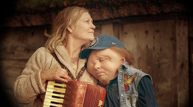 'The Giant', De Johannes Nyholm. Un enano deforme sueco que es un as de la petanca se hace amigo de un gigante de 60 metros. Ambos salen en busca de la madre del primero, de la que fue separado tiempo atrás. El enano está convencido de que si ga