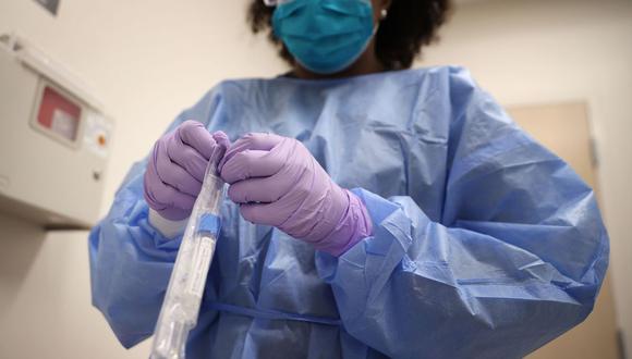 Técnica en enfermería abriendo un test para diagnosticar el nuevo coronavirus en Virginia. (Foto: AFP)