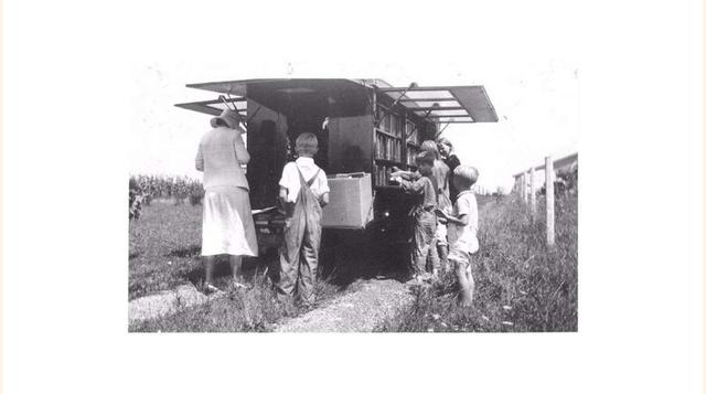 Libros en pleno campo de Compton Road (1933). (Foto: msn)