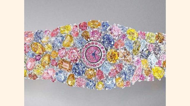 Graff Diamonds Hallucination. Su precio es de US$ 55 millones. Adornado con gemas de Graff Jewelry, un nuevo nombre en el negocio de los relojes que debutó en el salón de relojes Baselworld del año pasado. El reloj pulsera tiene una pequeña esfera y enorm