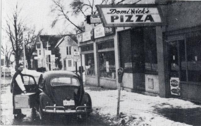 1.- Domino’s Pizza nació en 1960, cuando los hermanos Tom y James Monagham compraron la pizzería familiar “DomiNick´s” en Michigan, Estados Unidos. Al principio, el negocio no era exitoso, lo que motivó a James a venderle su parte a su hermano Tom.