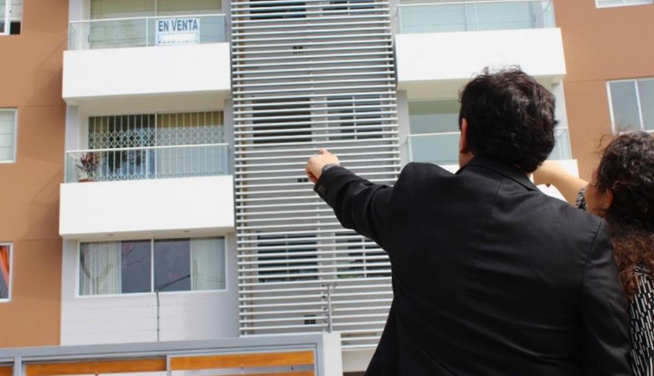 Foto 8 | “Subsidio de alquiler para jóvenes es una receta al desastre”, advirtió Jorge Estrella, gerente central de Estudios Económicos del Banco Central de Reserva (BCR). Uno de los principales problemas fiscales en el Perú es la baja recaudación tributaria, pero también la mala asignación de esos recursos. Estrella, quien consideró que se deben dejar de lado las políticas populistas. “Tenemos que salir de políticas populistas en varios sectores”, dijo en un evento organizado por Thomson Reuters. “En el sector vivienda, se está hablando de subsidios a los alquileres de parejas jóvenes. Esa es una receta al desastre”, opinó. El Ministerio de Vivienda ha adelantado que, en mayo, tendrá lista una norma que permitirá a las parejas jóvenes acceder a un subsidio para el alquiler de departamentos, de forma que puedan ahorrar para la cuota inicial de su futura vivienda. El programa Renta Joven, iniciativa del ex ministro del sector Carlos Bruce, ha generado algunas preocupaciones de expertos, quienes consideran que no es seguro que los jóvenes finalmente destinen lo ahorrado a la compra de una vivienda (Foto: Andina).