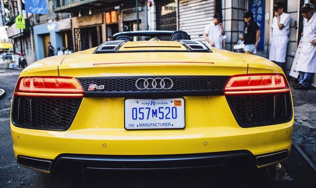 Vale la pena mencionar algunos elementos nuevos del Spyder. Audi le puso la cabina del conductor más adelante, imitando la posición de comando del auto de carreras R8 LMS GT3 en el que se basa. También integró el micrófono Bluetooth al cinturón de segurid