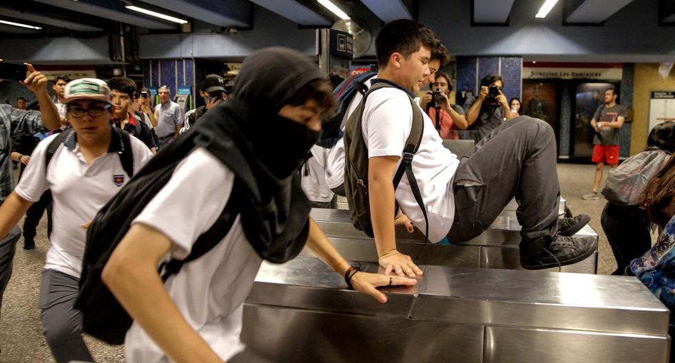 Secundarias realizaron evasión en el Metro de Santiago en marco de