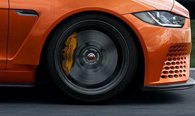 En la versión de pista, el asiento trasero se quitó a fin de dejar espacio para una jaula protectora, versión que no estará disponible en Estados Unidos y Canadá. Todos los autos tendrán el volante a la derecha. La versión británica lleva un precio de lis