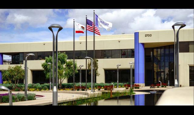 FOTO 9 | Spiegel hizo amistad con el fundador de Intuit Scott Cook, quien dio una charla en su clase. Cook contrató a Spiegel para que trabajara en Intuit que sería lanzada a India.