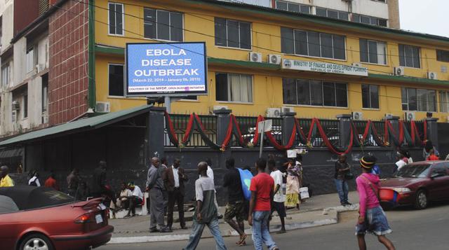 Cartel que advierte la presencia del ébola en Liberia. La economía liberiana continúa reduciendo puestos de trabajo a un ritmo mayor que la tasa de reemplazo de dichos empleos. (Foto: Reuters)