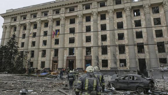 Estado en que quedó un edificio municipal del centro de Kharkiv, Ucrania, que fue bombardeado por los rusos el 1 de marzo del 2022. (Foto: AP Photo/Pavel Dorogoy).