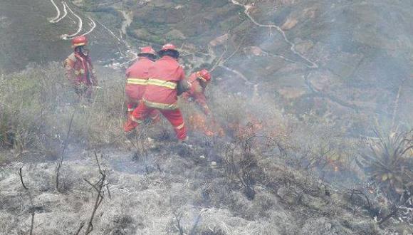 Los Bomberos hacen denodados esfuerzos por controlar el incendio en los alrededores de Chachapoyas. (Bomberos de Higos Urco)